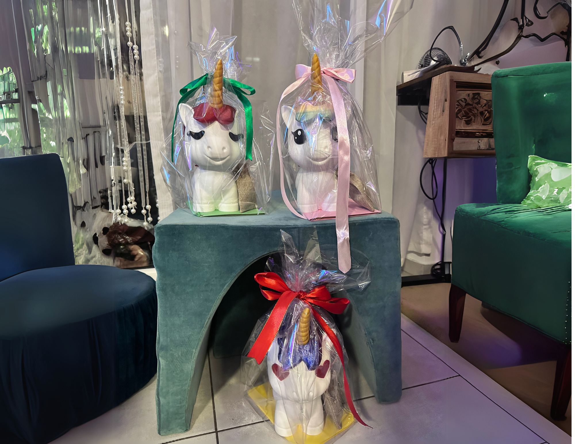 Skarbonka jednorożec o baśniowej liliowej grzywie zachód słońca po burzy pastelowa tęcza - zdjęcie 15