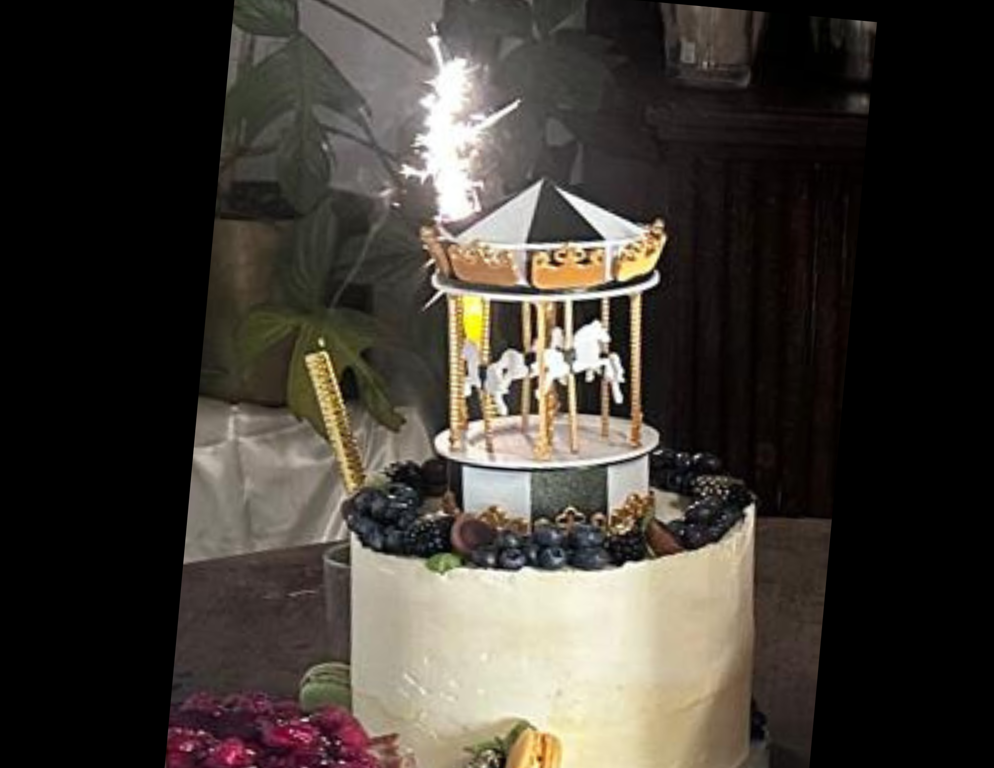 Dekoracyjna karuzela 3D na torcie idealna jako topper urodziny roczek - zdjęcie 5