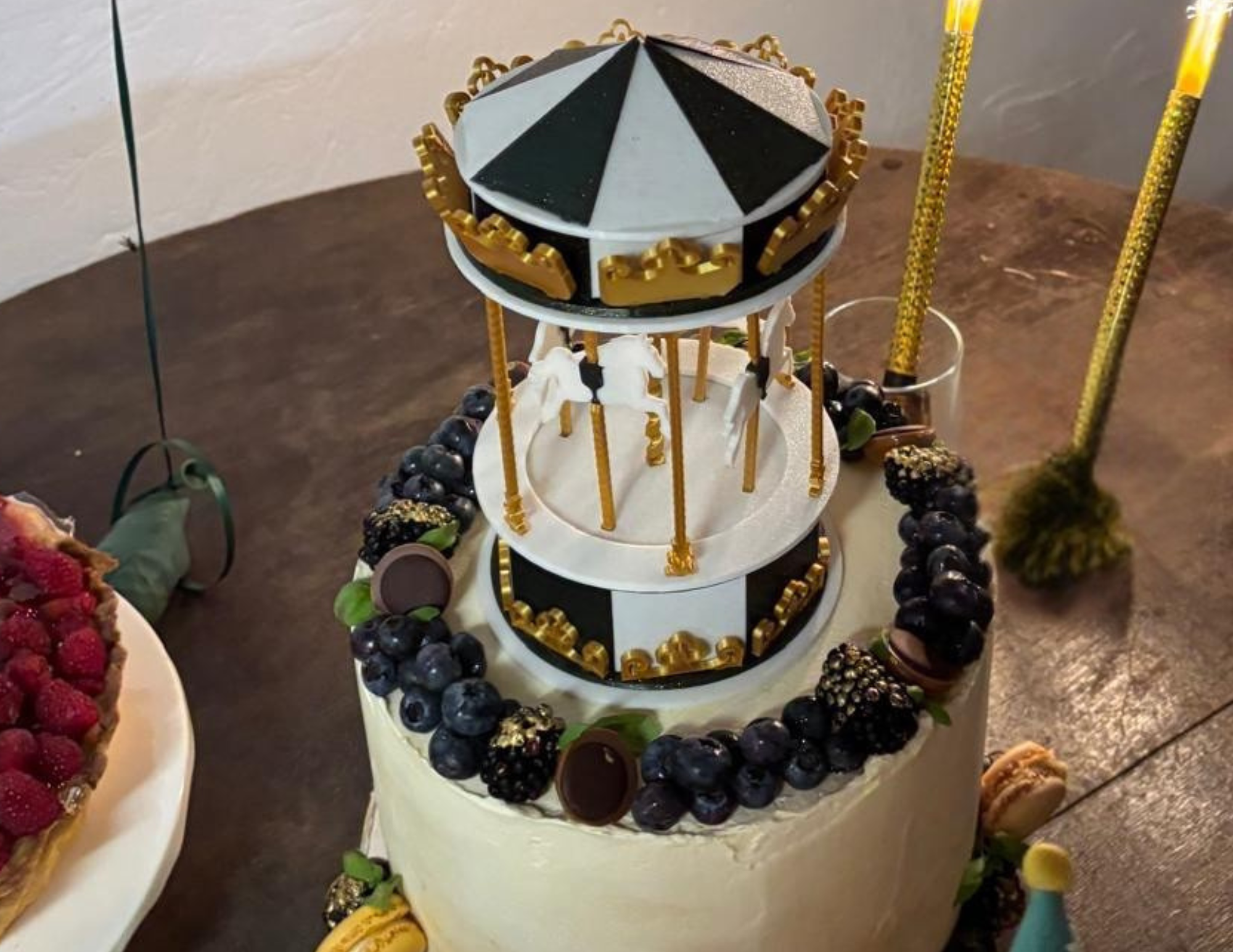 Dekoracyjna karuzela 3D na torcie idealna jako topper urodziny roczek - zdjęcie 7